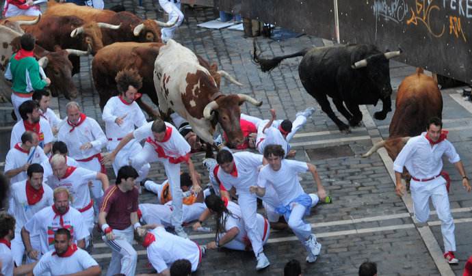 西班牙奔牛节：死亡边缘的狂欢